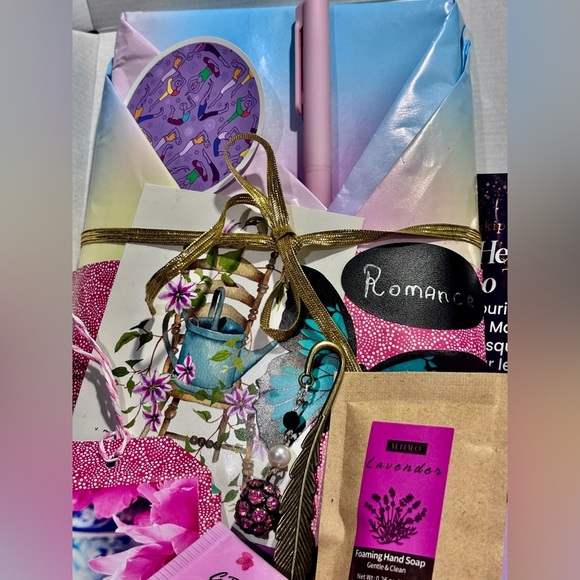 Blind Date with a Book Gift Box Mystery Gift for Book Lover Romance blind book - Picture 3 of 10